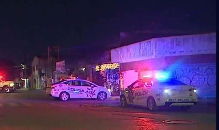 Salen de bar, los persiguen y balean