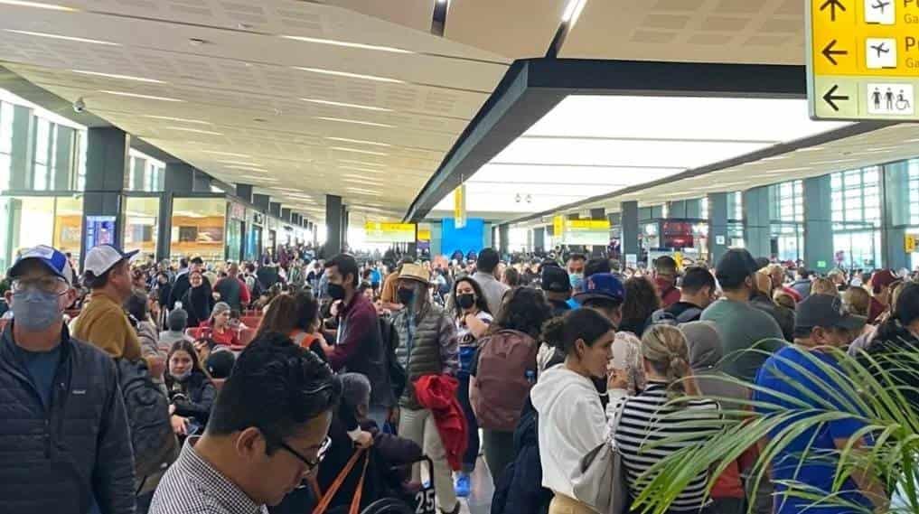 Viven caos en aeropuerto de Tijuana