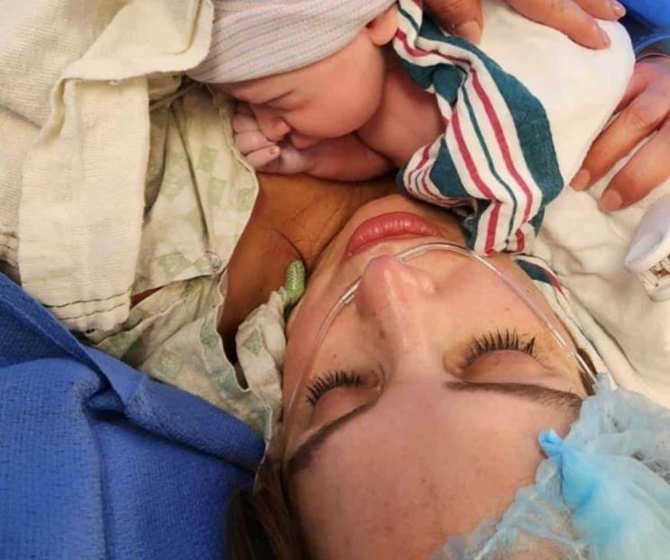 Andrea Escalona muestra el rostro de su bebé por primera vez