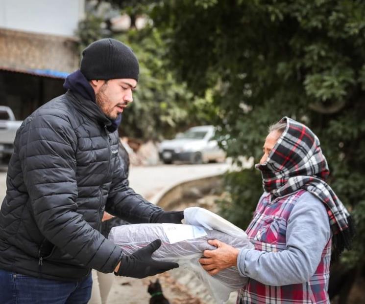 Reparten en Santiago comidas navideñas
