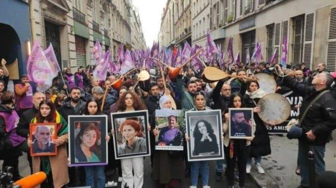 Realizan kurdos marcha de duelo tras tiroteo en París