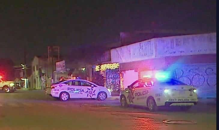 Después de salir de un bar, tres jóvenes que viajaban en un vehículo fueron perseguidos y atacados a balazos, uno de ellos murió y los otros dos resultaron lesionados