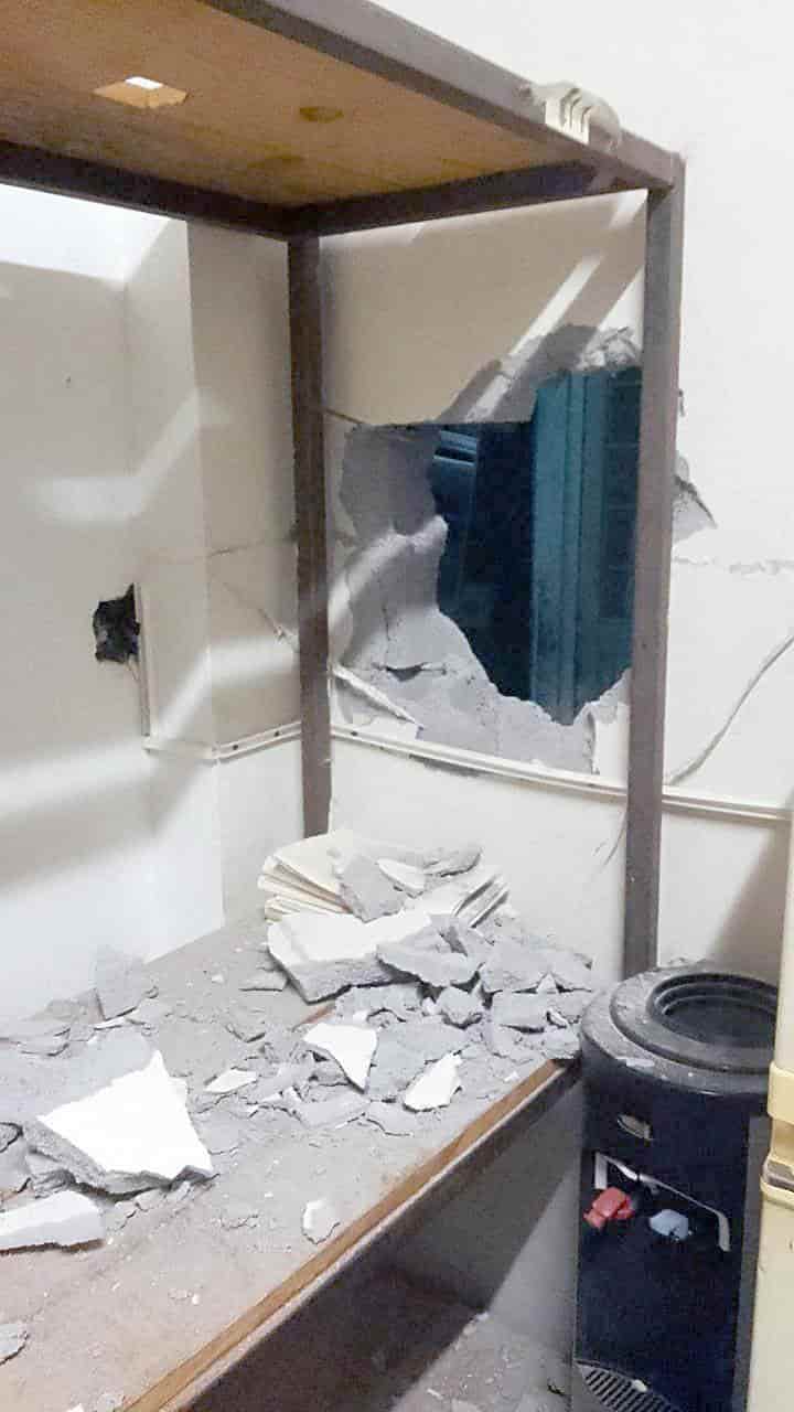 Arrestan a dos hombres que hicieron un boquete en una casa de préstamo para ingresar presuntamente a robar