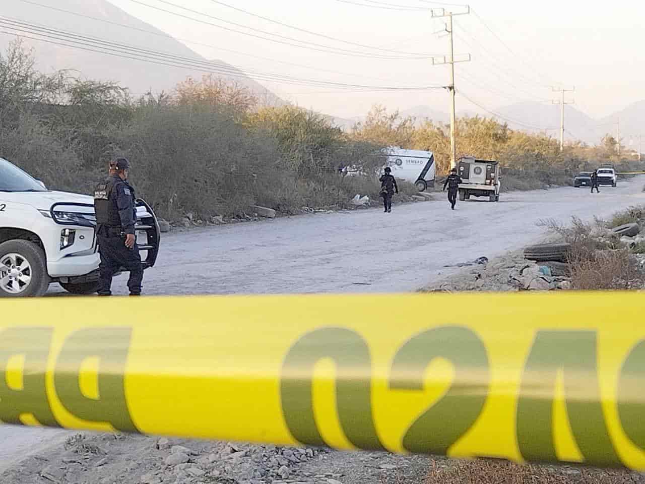 El hallazgo de restos humanos cubiertos con un cobertor movilizó a policías y ministeriales quienes ya investigan los hechos, en Escobedo