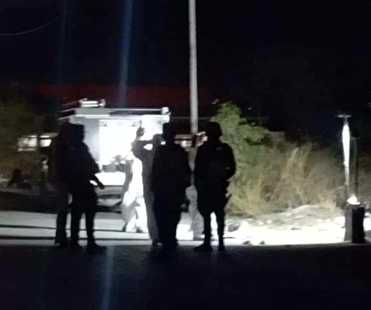 Tiran cadáver dentro de costal