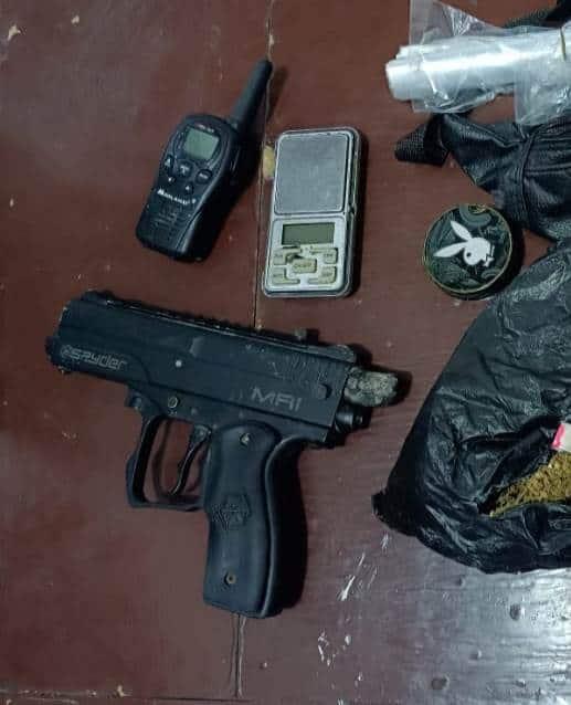 Amenaza a su familia con arma