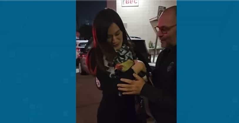 Mujer recibe un gallo en intercambio navideño