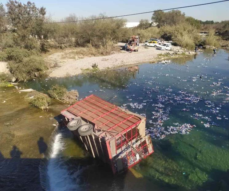 Se desprende remolque y cae a arroyo