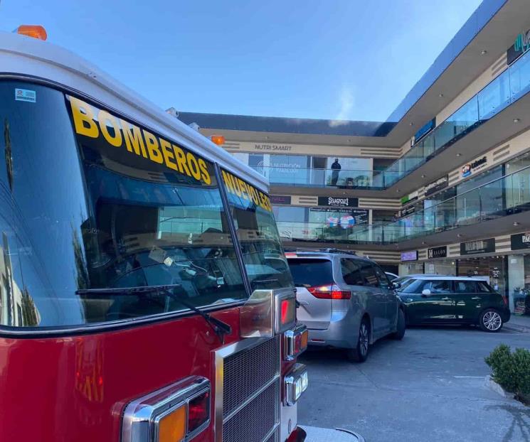 Evacuan plaza comercial por incendio