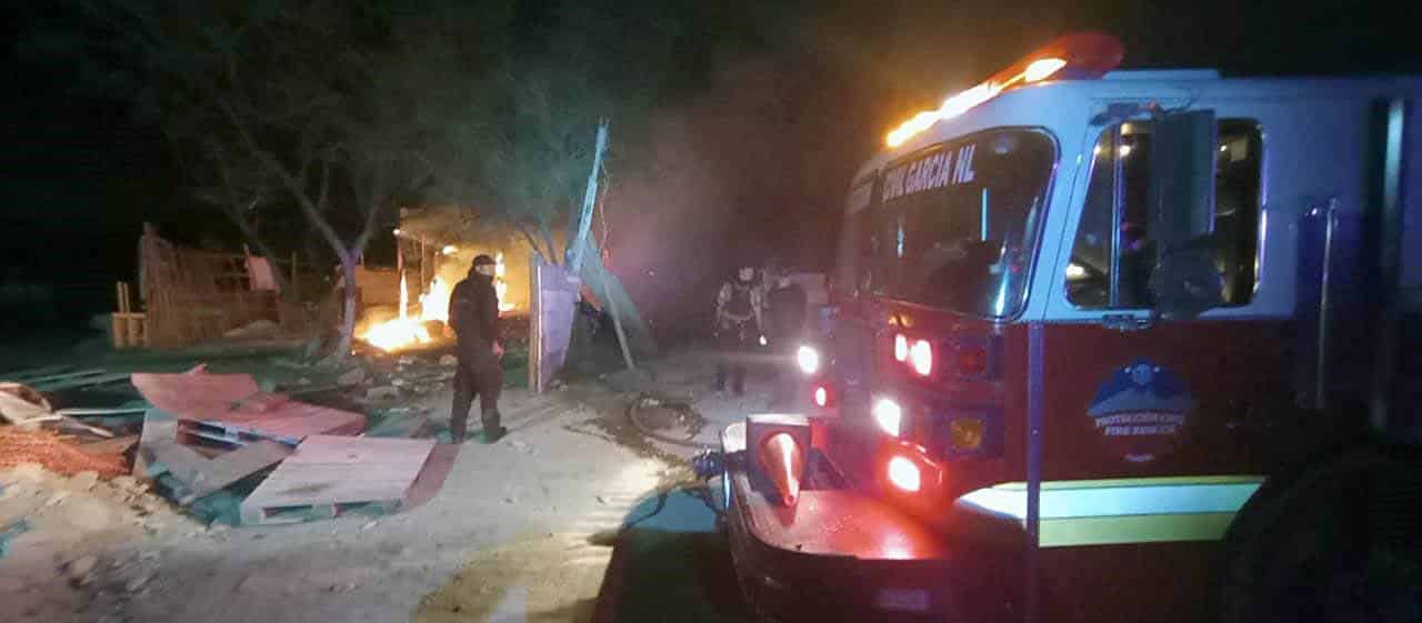 Un hombre de la tercera edad al estar realizando una quema controlada se le salió de control, consumiendo en su totalidad un tejabán, en García