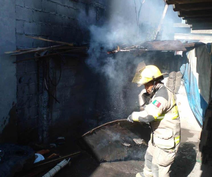 Prenden carbón y queman su casa