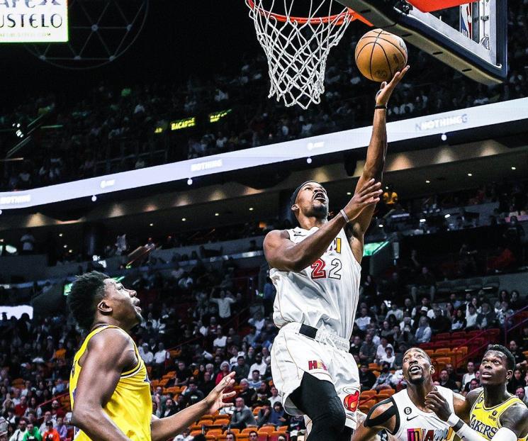 Siguen Lakers sin levantar en la NBA