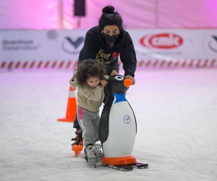 Disfrutan regios de atracciones navideñas