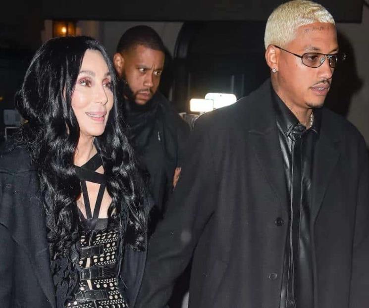 Cher recibe anillo de su novio y levanta sospechas de boda