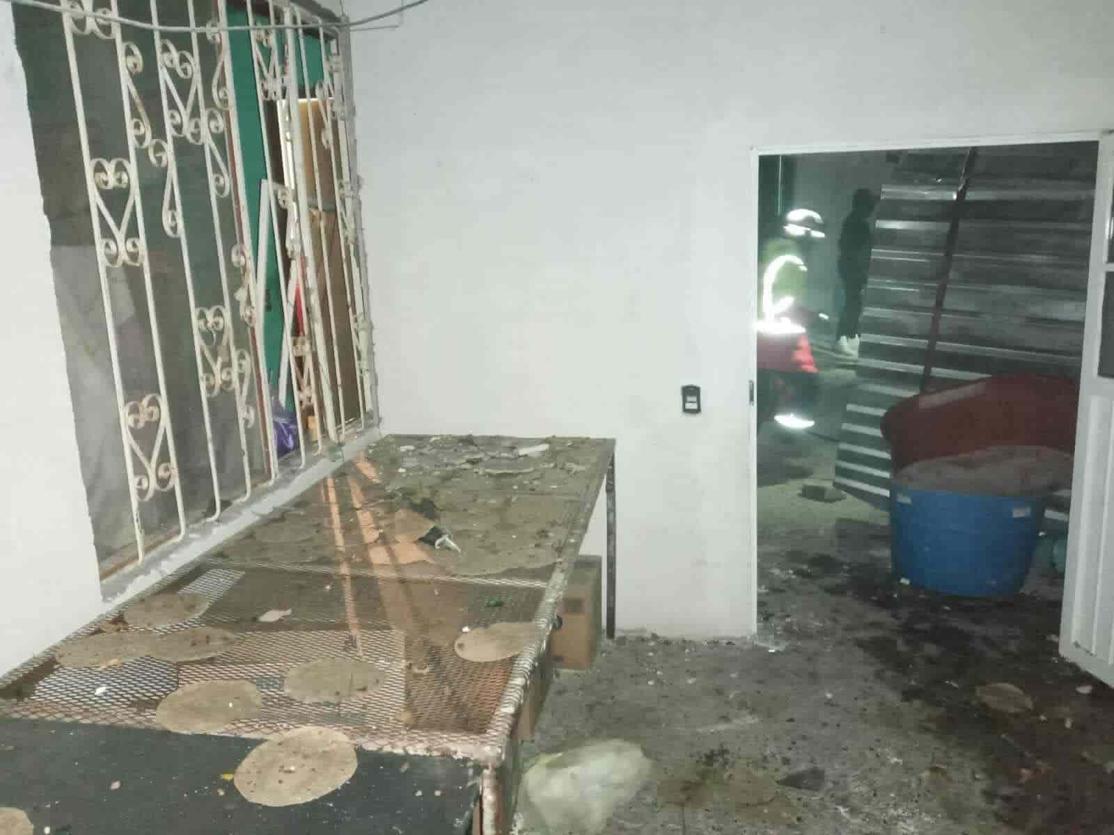 Seis integrantes de una familia que se dedican a la elaboración de tortillas de harina, terminaron con lesiones de consideración, al estallar un tanque de gas LP en el interior de un local