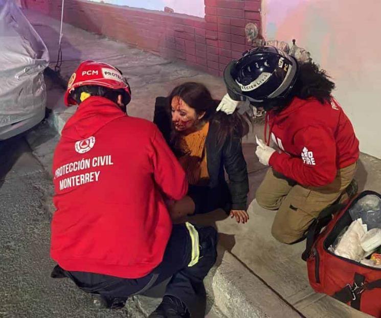 Se estrella taxi contra poste