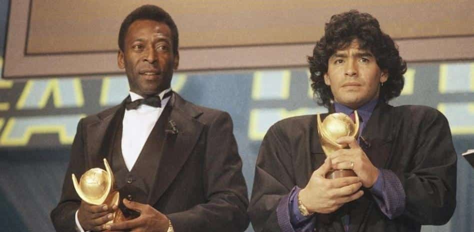 Pelé siendo reconocido junto a Diego Armando Maradona.