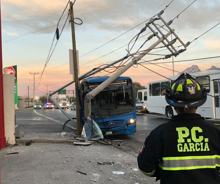 Ahora se estrella ruta urbana contra poste, hay ocho heridos