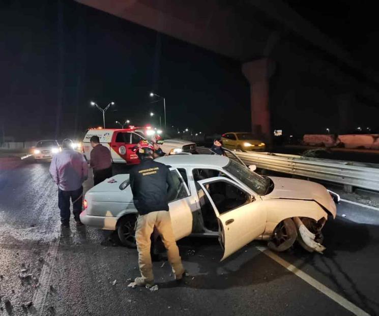 Se impacta auto contra columna del Metro