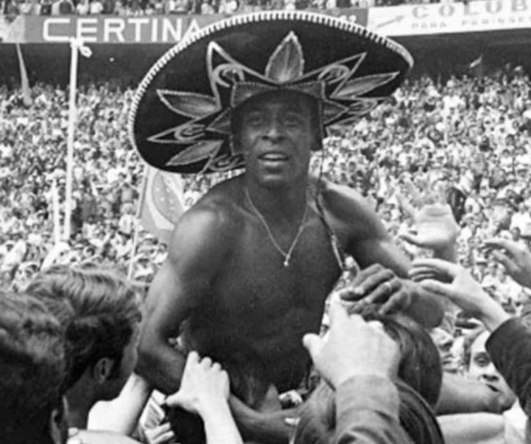 Pelé, una vida contada en películas y libros