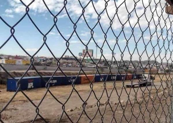 Improvisa Texas muro fronterizo con contenedores Improvisa Texas muro fronterizo con contenedores