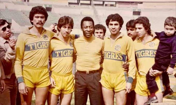 Posteriormente en 1976 se reunió con Tigres en el Estadio Universitario.