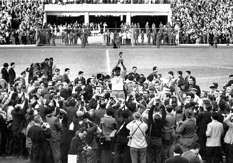 Aunque en el Mundial de Chile 1962 no jugó la final, fue campeón con su selección.