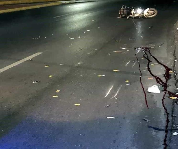 Derrapa en su moto y queda grave