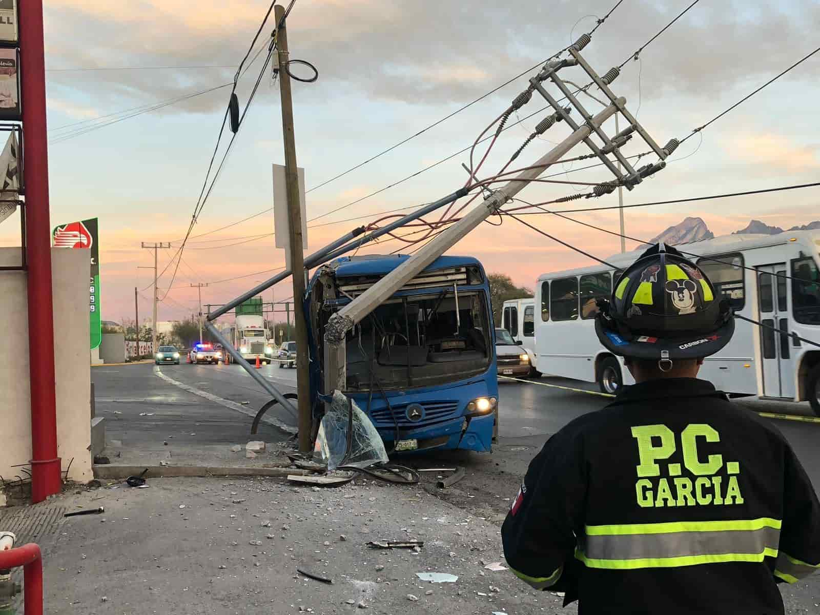 Un Ruta 310 se estrelló contra un poste de concreto de la Comisión Federal de Electricidad y ocho personas resultaron lesionadas