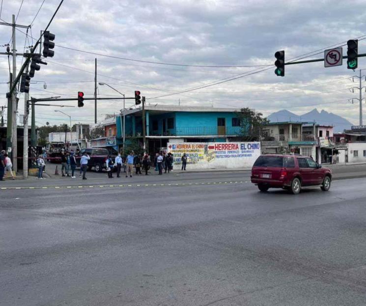 Atropellan a hombre tras caer a la vía pública en Monterrey