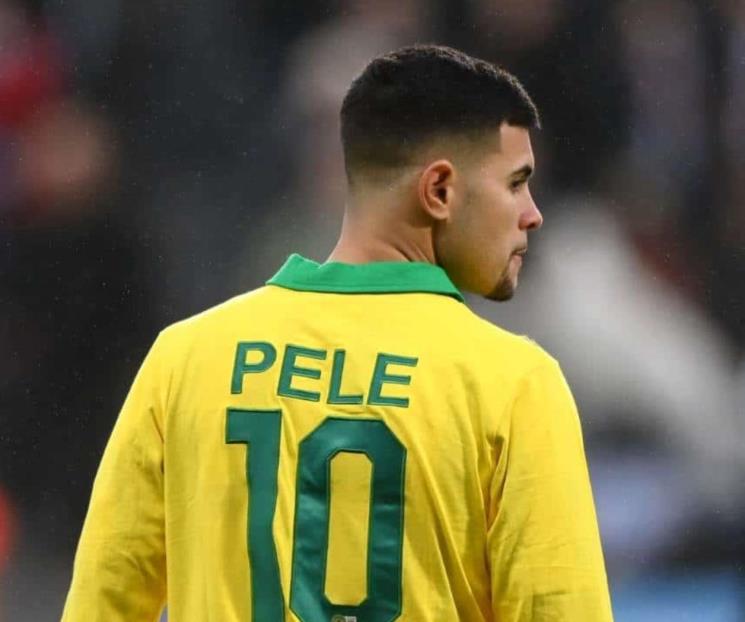 Guimaraes homenajea a Pelé usando jersey del Rey