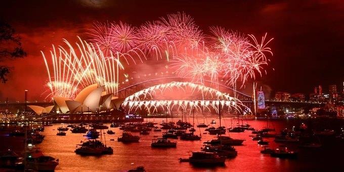 Con fuegos artificiales y alegría el mundo recibe el 2023