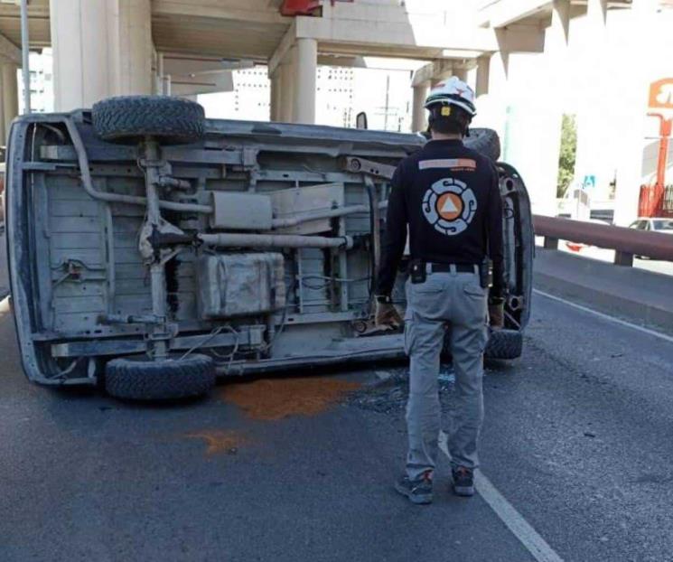Vuelca camioneta y deja dos lesionados Vuelca camioneta y deja dos lesionados