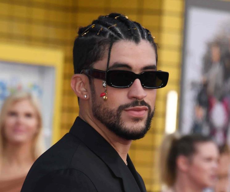 Bad Bunny reaparece tras aventar el celular de una fan Bad Bunny reaparece tras aventar el celular de una fan