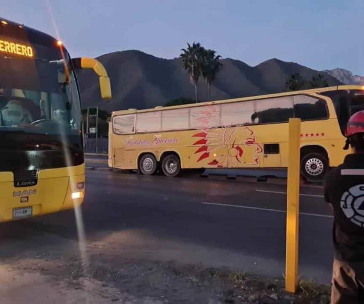 Choca autobús contra muro Choca autobús contra muro