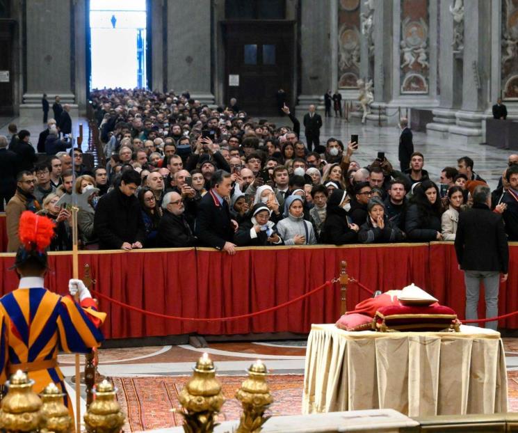 Despiden miles a Benedicto XVI Despiden miles a Benedicto XVI