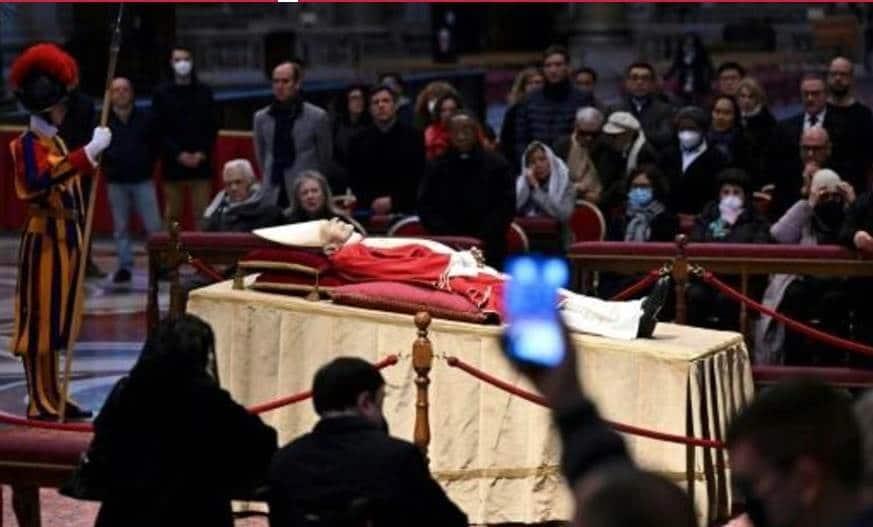 Tradición de mostrar el cuerpo de Papas fallecidos Tradición de mostrar el cuerpo de Papas fallecidos