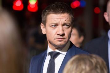 Captan rescate a&eacute;reo del actor Jeremy Renner tras accidente