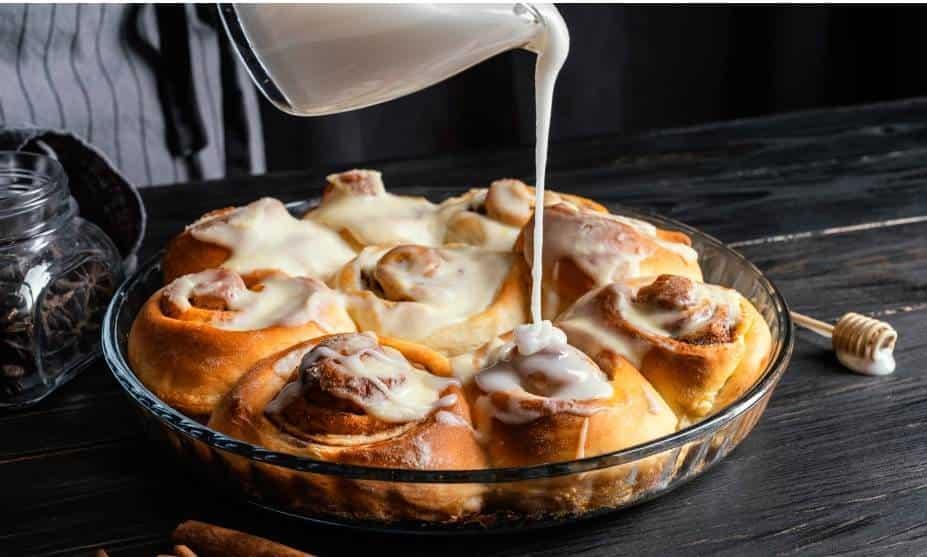 Hornea una Rosca de Reyes hecha con roles de canela Hornea una Rosca de Reyes hecha con roles de canela