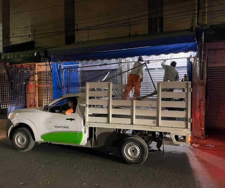 Retira Monterrey estructuras de puesteros en Colegio Civil Retira Monterrey estructuras de puesteros en Colegio Civil