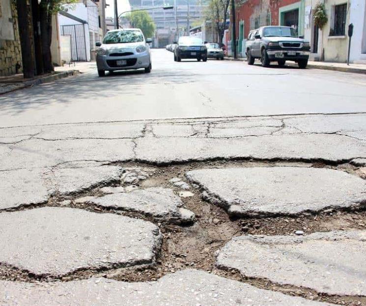 Siguen los baches en las calles regiomontanas Siguen los baches en las calles regiomontanas