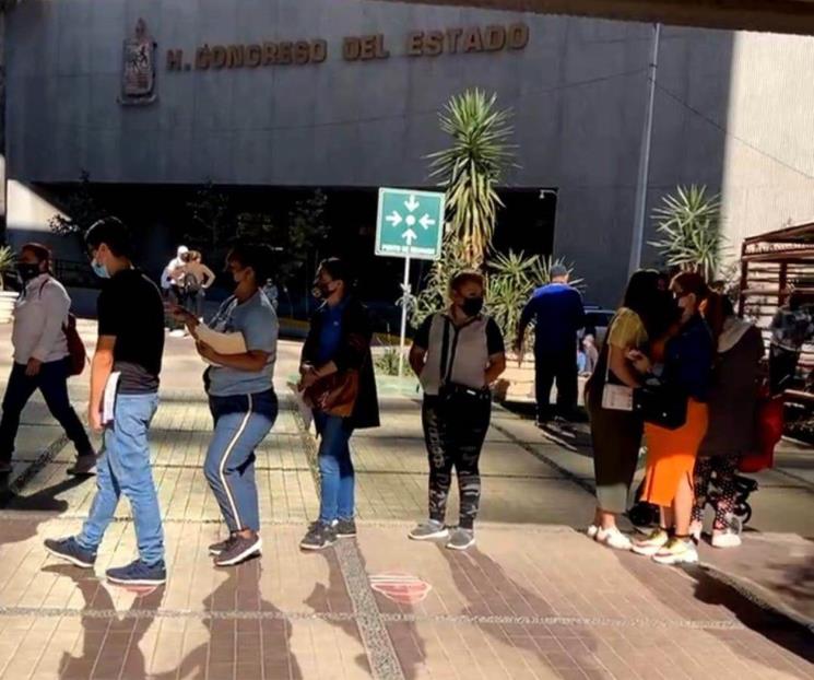 Continúan las filas afuera de Infonavit Continúan las filas afuera de Infonavit