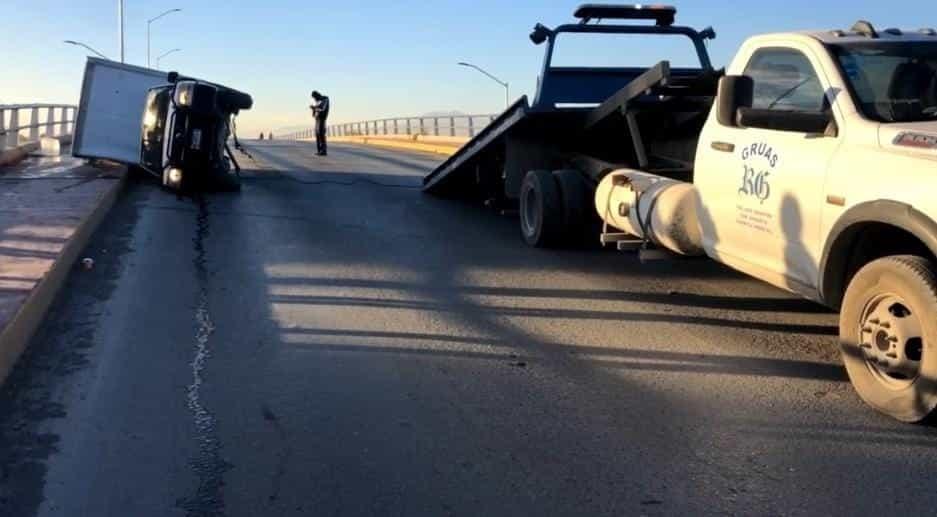 Vuelca camioneta tras recibir cerrón Vuelca camioneta tras recibir cerrón