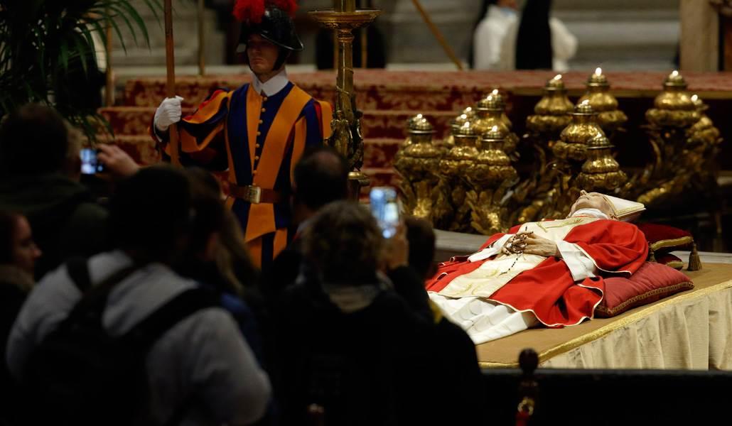 Episcopado abre libro de condolencias por Benedicto XVI Episcopado abre libro de condolencias por Benedicto XVI