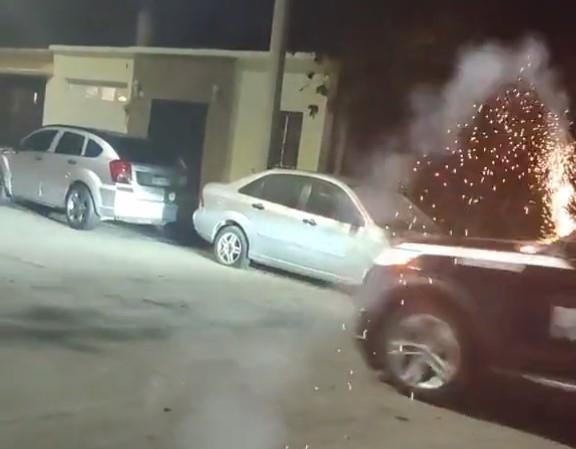 Mujer prende cohete y cae sobre patrulla en Hermosillo Mujer prende cohete y cae sobre patrulla en Hermosillo