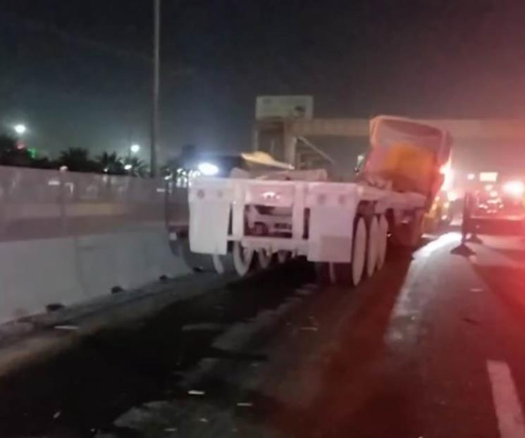 Se salva trailero de morir aplastado Se salva trailero de morir aplastado