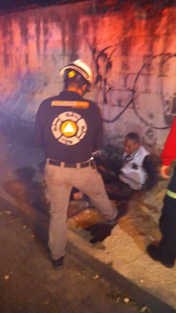 Con diversas lesiones resultó un hombre tras caer a un pozo de al menos dos metros en la Colonia Arturo B. de la Garza