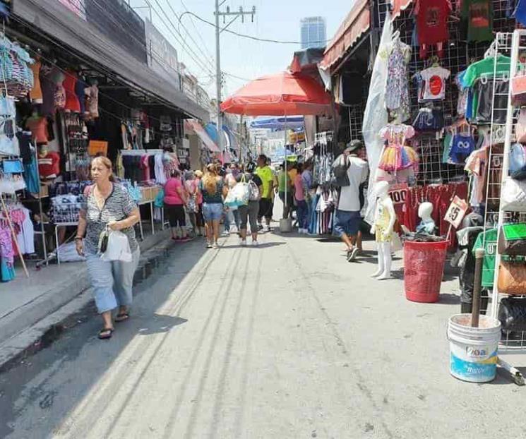 Regresan puesteros ambulantes a Colegio Civil Regresan puesteros ambulantes a Colegio Civil