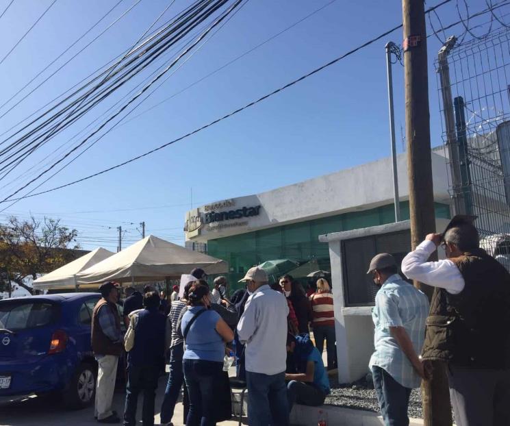 Lucen largas filas en el Banco Bienestar Lucen largas filas en el Banco Bienestar