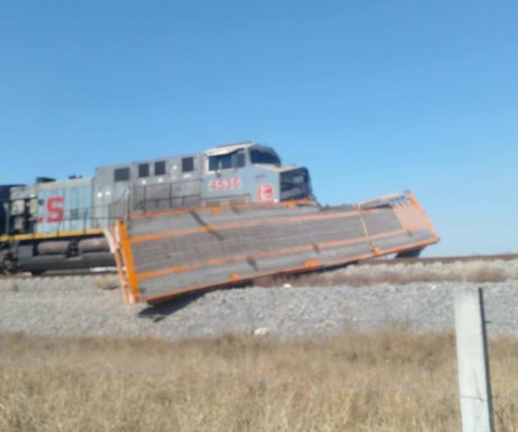 Intenta tráiler ganarle el paso al tren, lo embiste Intenta tráiler ganarle el paso al tren, lo embiste